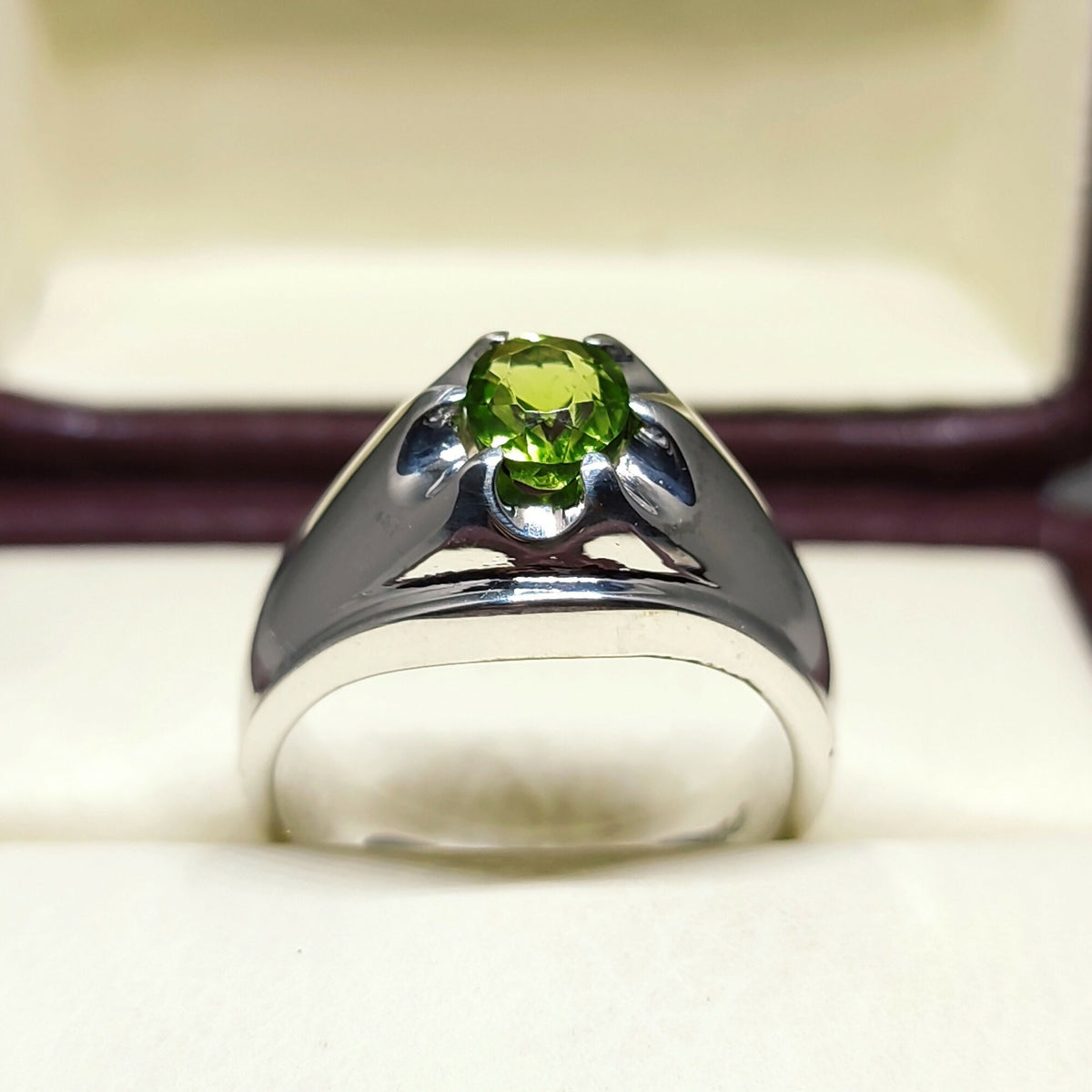 2 کیرٹ AAAA Peridot Apple Green Natural untreated in Sterling Silver 925, Handmade Ring Men Gift Ring 