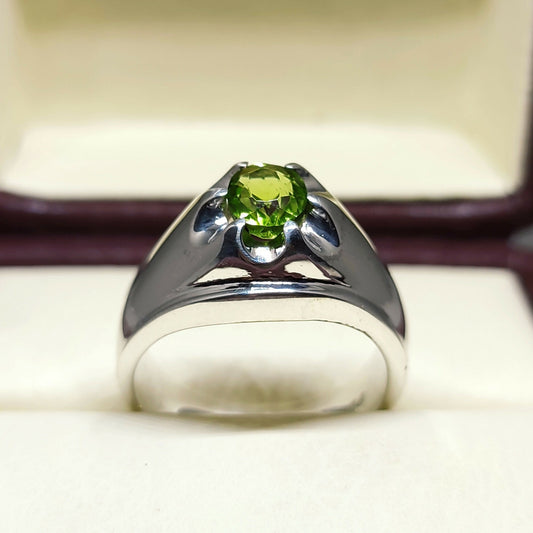 2 کیرٹ AAAA Peridot Apple Green Natural untreated in Sterling Silver 925, Handmade Ring Men Gift Ring 