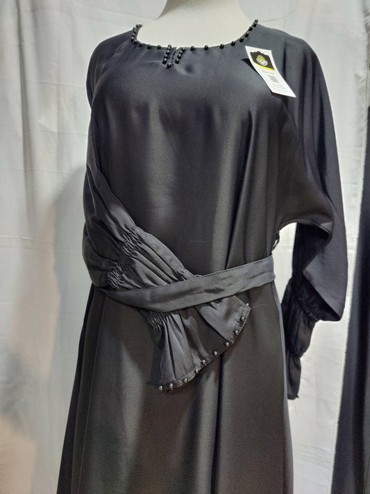 Plain black closed abaya with belt - ValueBox